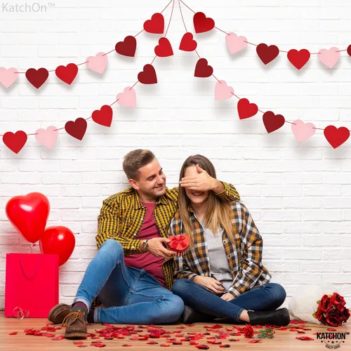 Vista 7 de KatchOn, Centros de mesa de panal de abeja rojos de San Valentín, grande, paquete de 49 Guirnalda de San Valentín con corazón de fieltro rojo