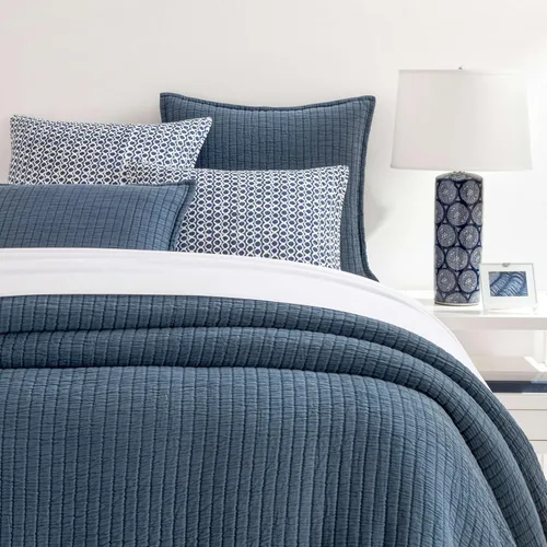 Vista 13 de Colcha Matelasse Boyfriend Aegean, tamaño King, patrón sólido azul