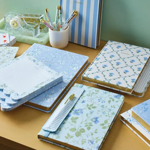 Vista 6 de Laura Ashley Heirloom Cottage Cartas de Juego – Juego de 2 Barajas de Cartas Estándar en Elegante Caja de Almacenamiento – Cartas de Póquer y Bridge