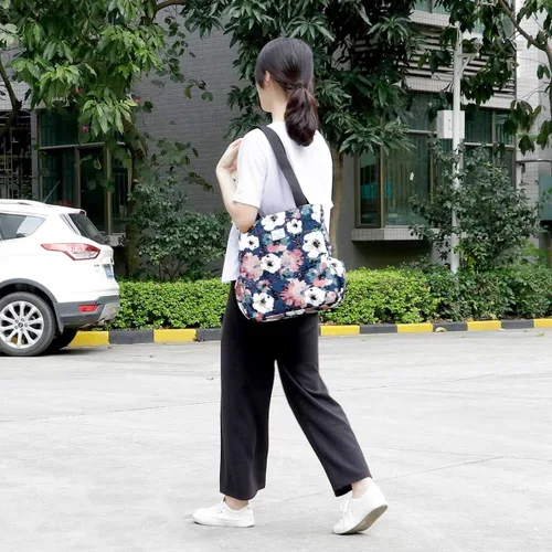 Vista 2 de KAMO - Bolsa de viaje con diseño floral, impermeable, ligera, para senderismo, yoga, gimnasio, natación, viajes, playa