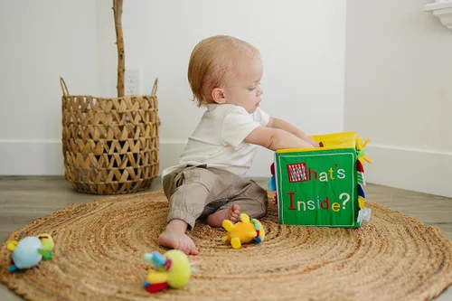 Vista 4 de Genius Baby Toys Caja de regalo y juego original de sorpresa, bordado a mano con 8 juguetes sensoriales y táctiles de felpa para bebés, cubo