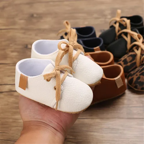Vista 4 de Zapatos de piel sintética para bebés, niños y niñas, suela de goma suave, con cordones, zapatos Oxford para cuna para niños pequeños que caminan