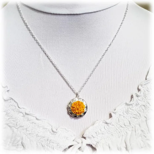 Vista 2 de Marigold Locket Necklace