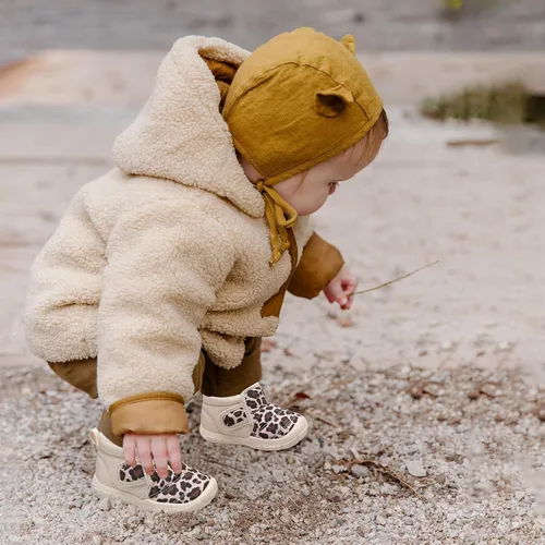 Vista 6 de QFH Zapatos cálidos de invierno para bebés, niños y niñas, botas de nieve antideslizantes para niños pequeños, botas de piel sintética resistentes