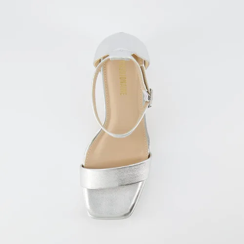 Vista 6 de CUSHIONAIRE Sandalia Grammy de plataforma con tacón de bloque de una banda para mujer + espuma viscoelástica, anchos disponibles