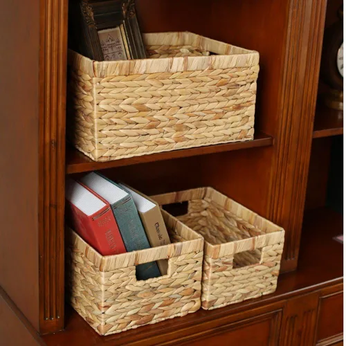 Vista 4 de Caja de cesta tejida de jacinto de agua natural rectangular con asa, Kingwillow. (Pequeño)