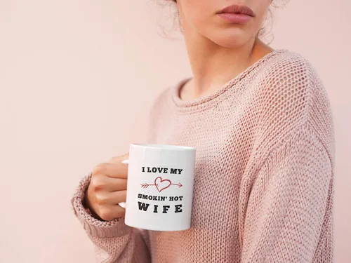 Vista 4 de Regalo sexy para esposa en cumpleaños o día de San Valentín. I Love My Smokin Hot Wife. Taza de café romántica de 11 onzas. Idea de regalo divertida