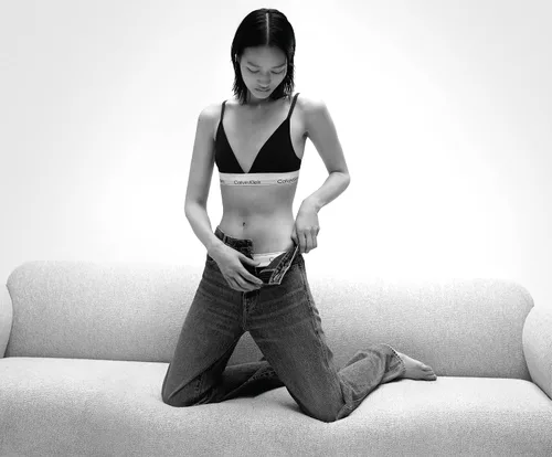 Vista 6 de Calvin Klein Bralette moderno de algodón ligeramente forrado triangular sin aros para mujer