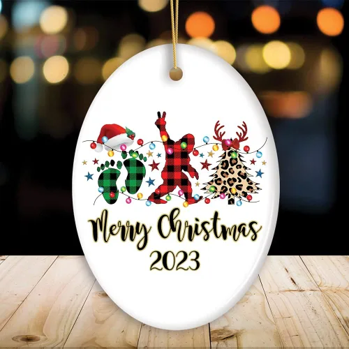 Vista 4 de Adorno de Navidad personalizado a cuadros de búfalo de pie grande, decoración navideña de Sasquatch (corazón)