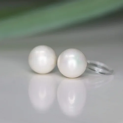 Vista 4 de Pendientes redondos con clip invisible de perlas de concha de imitación para orejas sin perforaciones (0.236 in, blanco)