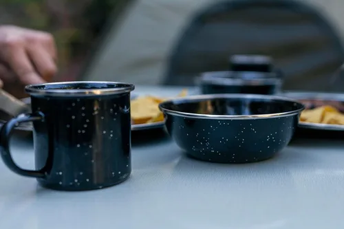 Vista 12 de Stansport Deluxe 24-Piece Enamel Tableware Set - Enamel Plates and Bowls Lightweight and Durable Camp Dish Set for Camping and Backpacking Plates
