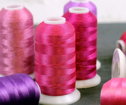 Vista 6 de Carretes de hilo de poliéster, 1000 m – 160 colores – Peso del hilo: 40 40wt trilobal polyester embroidery thread with bright sheen. Works with