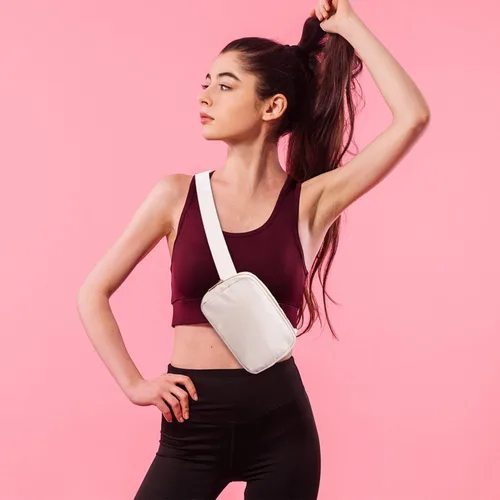 Vista 4 de Paquete de 2 riñoneras cruzadas para mujer, riñoneras a la moda, impermeable, lindo monedero pequeño para viajes, entrenamiento, correr, negro beige