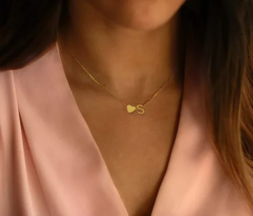 Vista 5 de Glimmerst - Collar de corazón con inicial, acero inoxidable chapado en oro de 18 quilates, collar de corazón pequeño con letra inicial