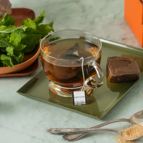 Vista 4 de Harney and Sons Chocolate Mint, Té Negro Saborizado - 20 Sobres por Lata