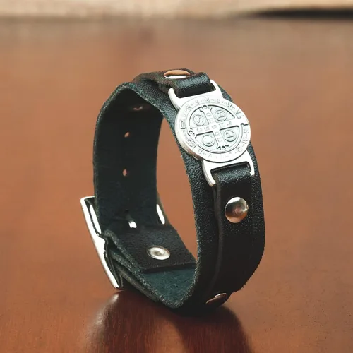 Vista 4 de Intercession Pulsera de protección de cuero genuino de San Benito fabricada en Brasil Madera