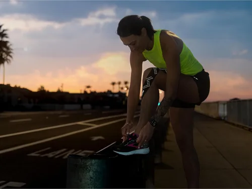 Vista 3 de RockTape Cinta de kinesiología reflectante RockFlash, optimizada para deportes
