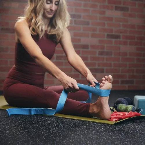 Vista 2 de Tune Up Fitness Correa de estiramiento de yoga de doble bucle para terapia física, yoga, entrenamiento Excelente estirador de piernas, hombros
