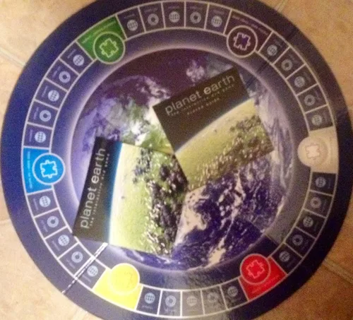 Vista 2 de Imagination International Planet Earth - Lata con paquete de tarjetas DVD