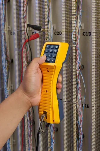 Vista 2 de Equipo de comprobación telefónica TS19 de Fluke Networks, amarillo y gris, 1