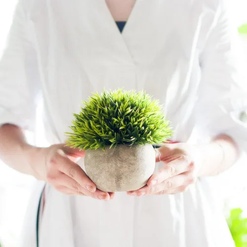 Vista 6 de Opps Mini plantas artificiales de plástico de hierba verde falsa con maceta gris para decoración del hogar, juego de 3