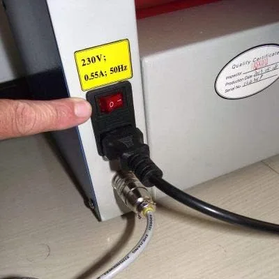 Vista 3 de Laminador frío eléctrico casero semi automático de la tarjeta de visita pequeña de 26" para montar y laminar impresiones de inyección de tinta