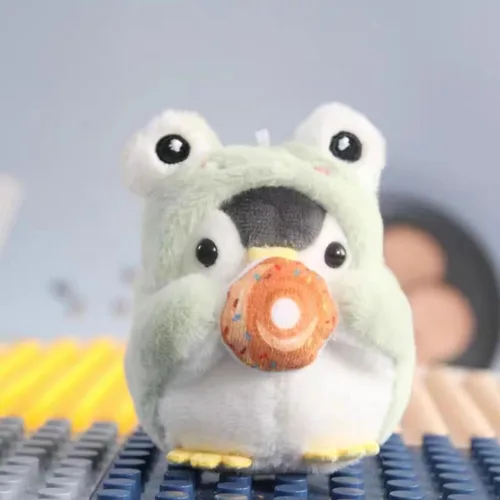 Vista 4 de Lindo llavero de pingüino Kawaii con diseño de pingüino de peluche para hombres, mujeres, niños. Colgantes de mochila..