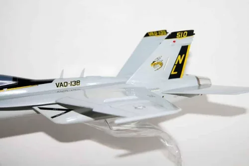Vista 4 de VAQ-138 Yellow Jackets 2010 EA-18G Modelo Growler, azul marino, escala 1/40 (18"), caoba