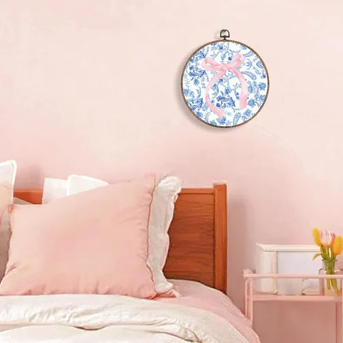 Vista 3 de Yorhifa Grandmillennial - Arte de pared enmarcado con lazo rosa coqueta, arte de pared redondo de chinoiserie azul y blanco, decoración de paredes