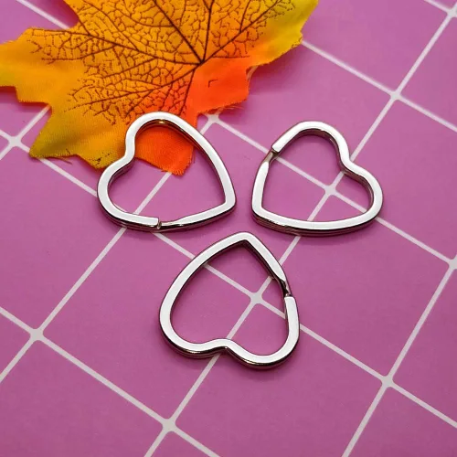 Vista 5 de Oubaka 30 llaveros divididos en forma de corazón, llaveros de metal para manualidades para la organización del hogar, oficina, proyectos de artes