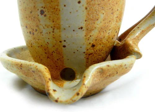 Vista 5 de Taza de cerámica esculpida a mano para microondas, tocino, hecha en Estados Unidos (marrón tostado)