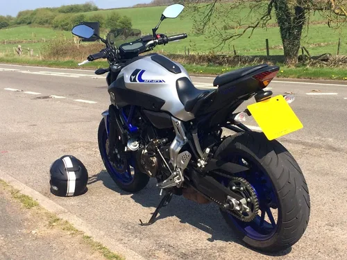 Vista 3 de Eliminador de guardabarros/Tail Tidy para Yamaha FZ-07 / MT-07 - Versión de luz de matrícula OEM