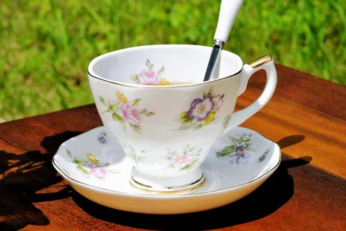 Vista 3 de Taza de Café de Porcelana Ósea Británica con Platillo y Cuchara para Latte Americano Tazas con Platillo Juego de Tazas de Té de Porcelana, Tazas