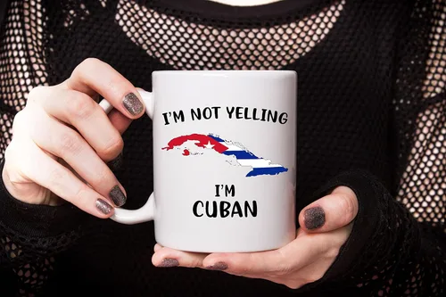 Vista 3 de Divertidas tazas de café del orgullo cubano, con texto en inglés "I Not Yelling I'm Cuban", idea de regalo para hombres y mujeres cubanos