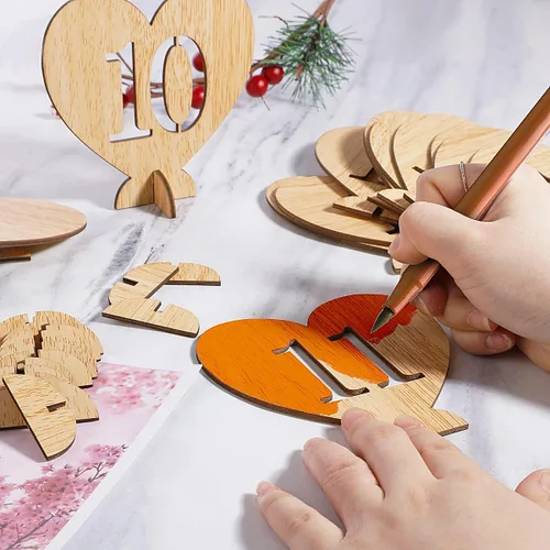 Vista 3 de Números de mesa de madera con forma de corazón del 1 al 20 con base de soporte, tarjetas de madera rústicas huecas para bodas, fiestas, decoración