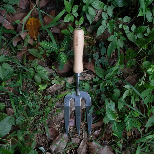 Vista 4 de Rooty Horquilla de mano de jardinería con mango de madera de acero inoxidable, fácil para plantar, esparcir mantillo, boda, aflojar y trasplantar