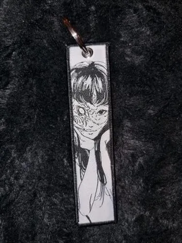 Vista 8 de Pinstant Junji Ito Tomie Kawakami Japonés Horror Manga Uzumaki Llavero, Negro