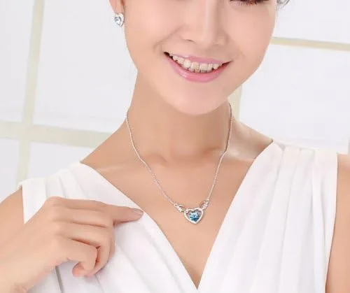 Vista 4 de Infinite U - Collar con colgante de cristal austriaco con diseño de alas de ángel, chapado en plata