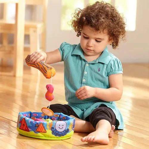 Vista 2 de Melissa & Doug K's Kids Fish and Count Juego de aprendizaje con 8 peces numerados para atrapar y liberar