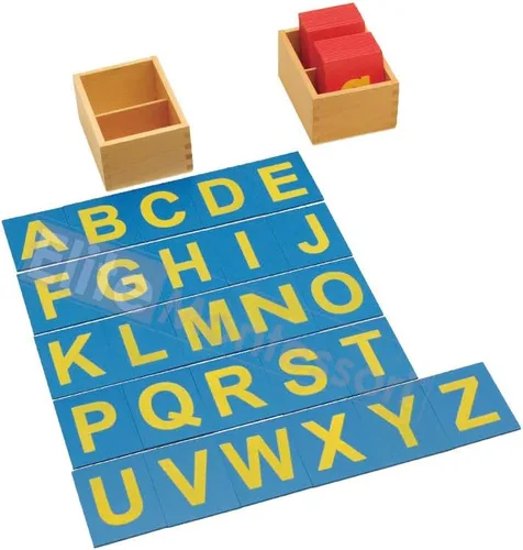 Vista 2 de Letras mayúsculas y minúsculas en papel de lija con caja Montessori