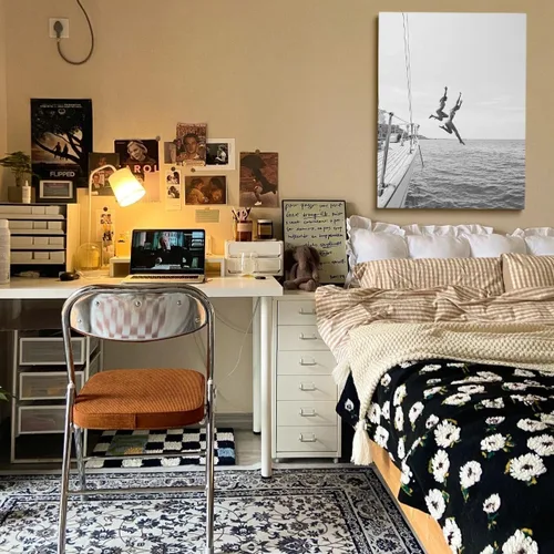 Vista 2 de Póster vintage de los años 80, póster en blanco y negro, arte para la pared de las mujeres saltando al agua, arte de playa, arte de verano, barco