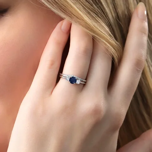 Vista 4 de Gem Stone King Juego de anillos de compromiso de 3 piedras de oro blanco de 10 quilates y zafiro blanco creado en laboratorio para mujer