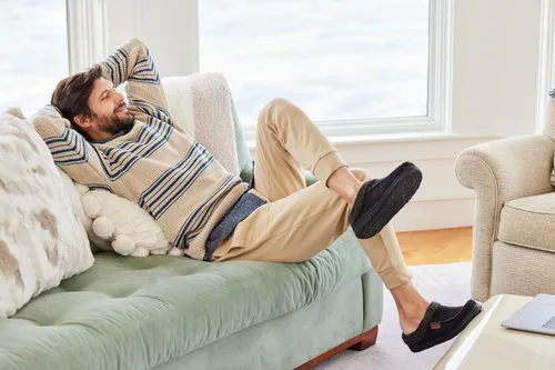 Vista 4 de Dearfoams - Pantuflazueco de gamuza de microfibra para hombre, con puntada de látigo