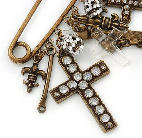 Vista 4 de Broche de seguridad con dije de cruces, corazones y calaveras en metal con acabado de bronce -, Latón, Sin gemas.