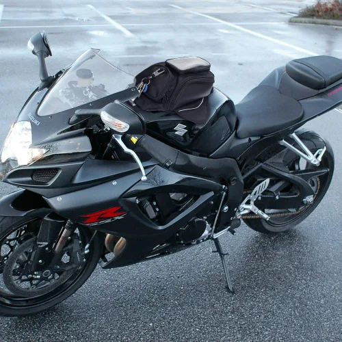 Vista 2 de Bolsa universal impermeable para tanque de motocicleta, cuenta con una ventanilla transparente y fuertes imanes para adherirse al tanque de su