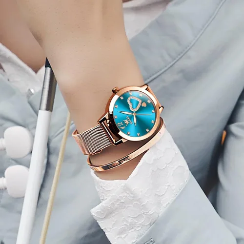 Vista 4 de OLEVS - Reloj de oro rosa para mujer con correa de malla, estilo de moda, diseño de corazones, de cuarzo japonés, resistente al agua, luminiscente