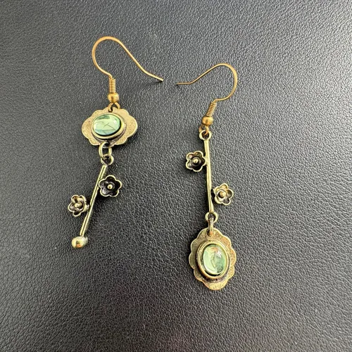 Vista 5 de Aretes colgantes hechos a mano, bohemios, vintage, de plata, asimetría, flor de ciruela, delicados aretes colgantes de flor de cristal verde cereza