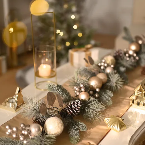 Vista 3 de Valery Madelyn 6 Ft Christmas Garland with Lights for Mantle White Gold Guirnalda de Navidad iluminada al aire libre con bolas de pino Norfolk