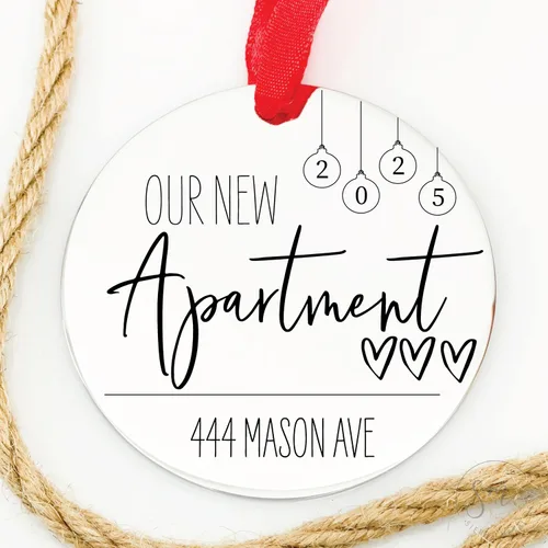 Vista 4 de Adorno personalizado de nuestro primer apartamento 2025 – Adorno de dirección personalizado, regalo para el nuevo hogar, primer recuerdo de Navidad