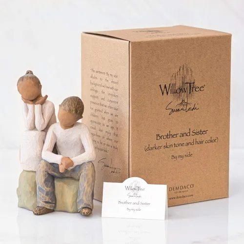 Vista 7 de Estatuilla Willow Tree de hermano y hermana (cabello y piel más oscura)